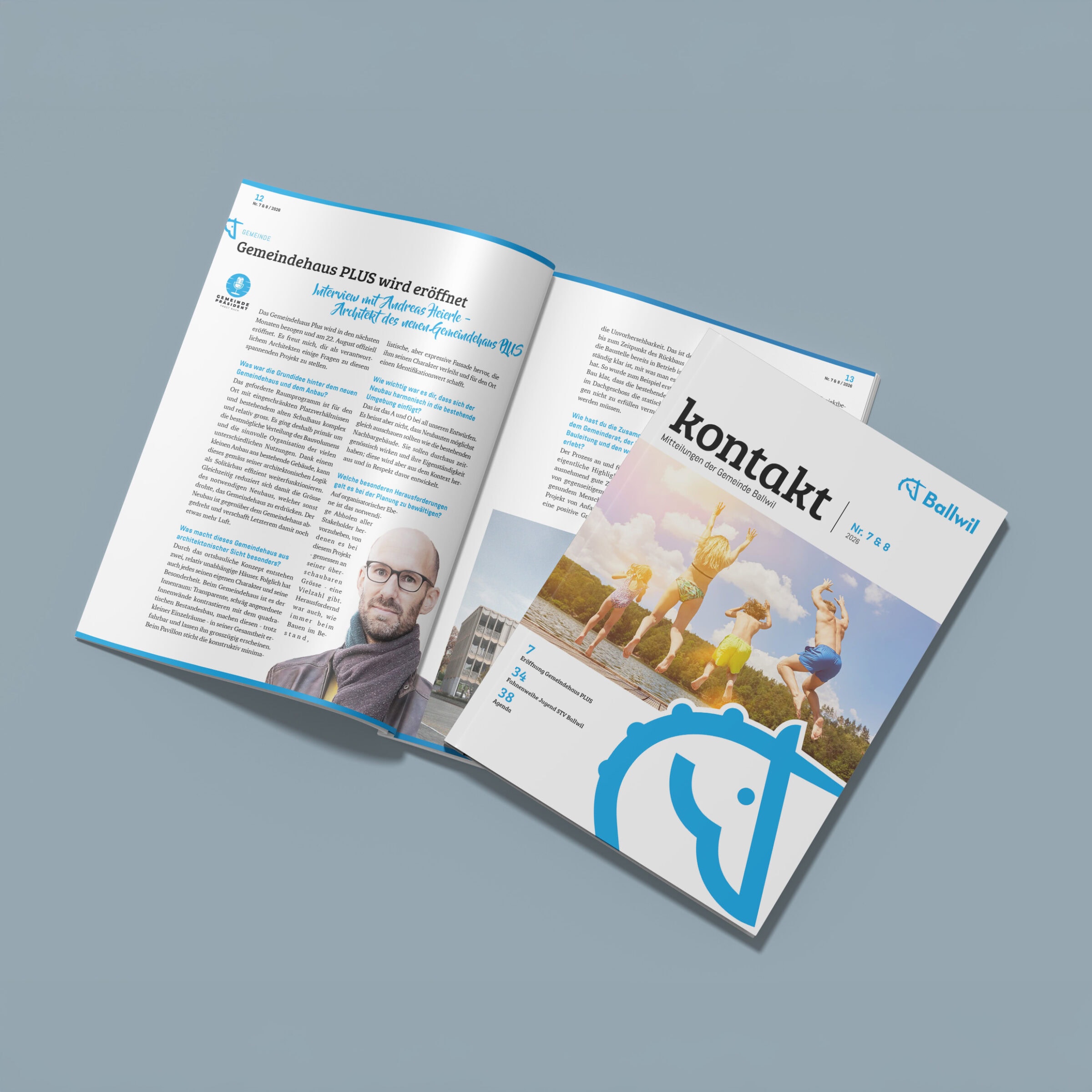 aufgeschlagenes gemeindemagazin «kontakt» von ballwil mit dem pferdekopf-signet