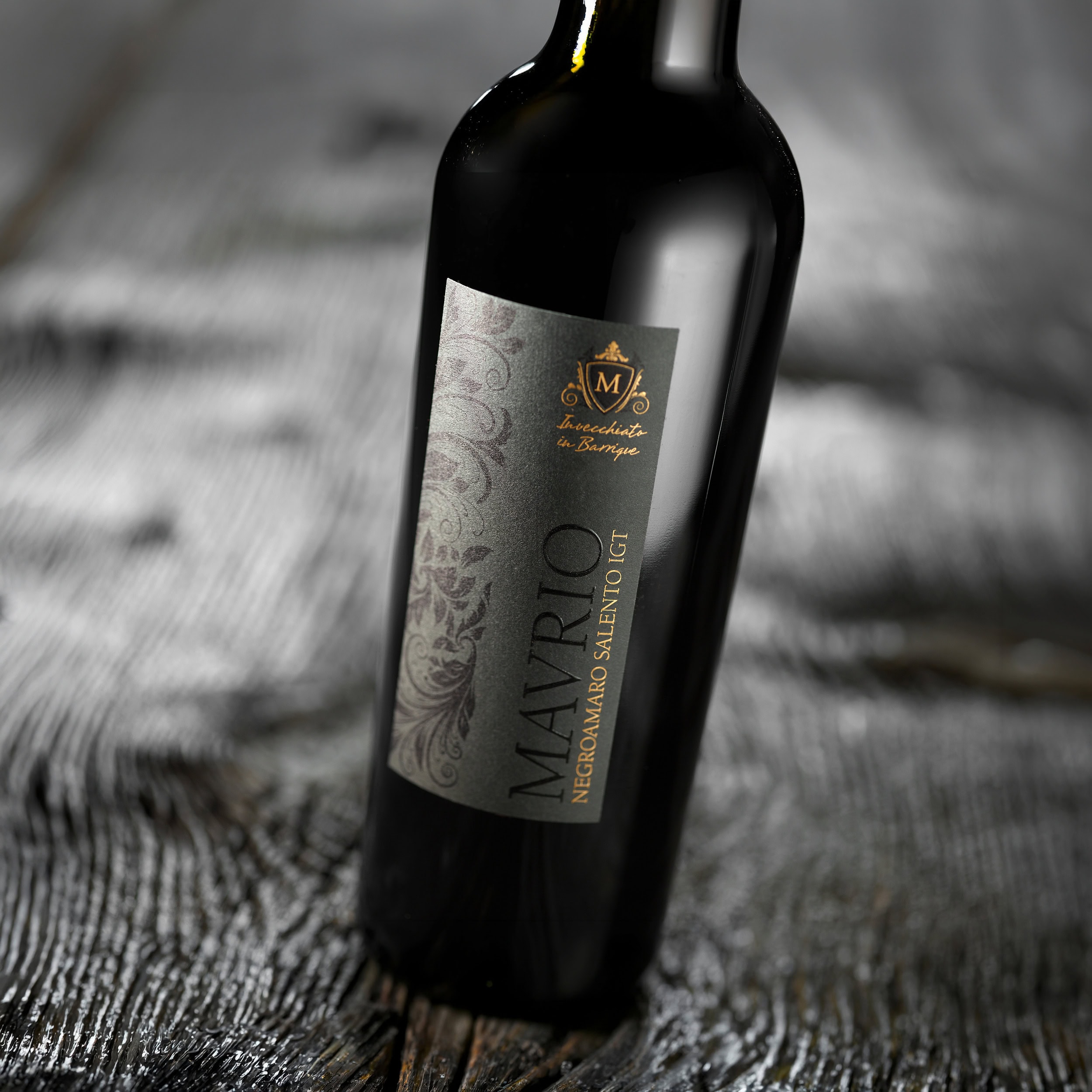 flasche mavrio negroamaro salento igt mit edlem etikett auf dunklem holz