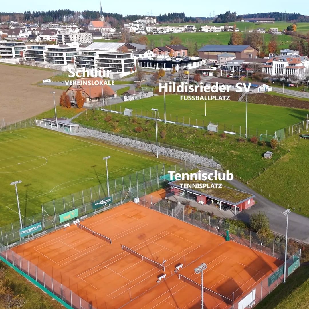 luftaufnahme der sportanlagen von hildisrieden mit fussball- und tennisplatz