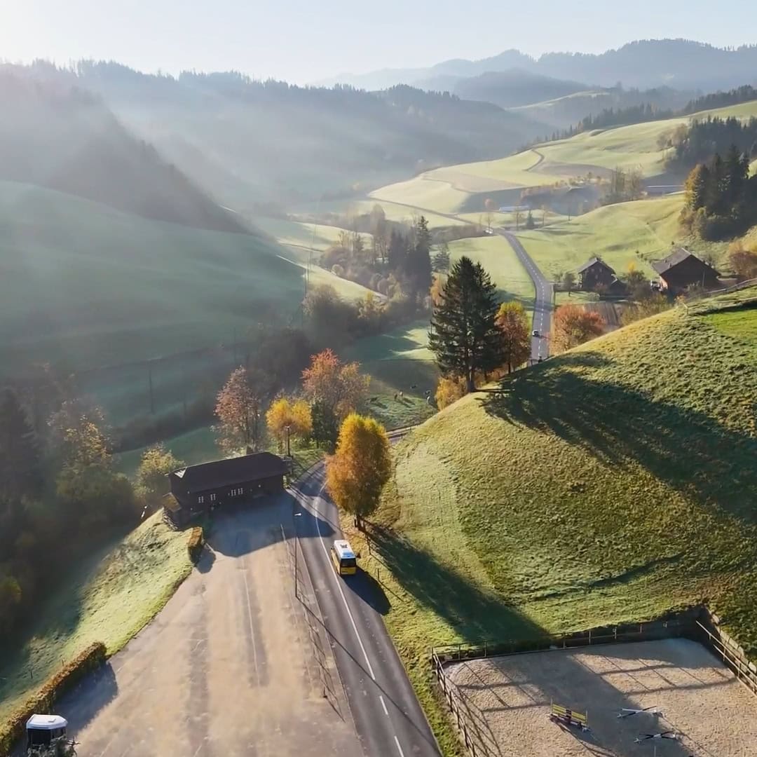 herbstliche hügellandschaft mit bauernhof im luthertal am morgen