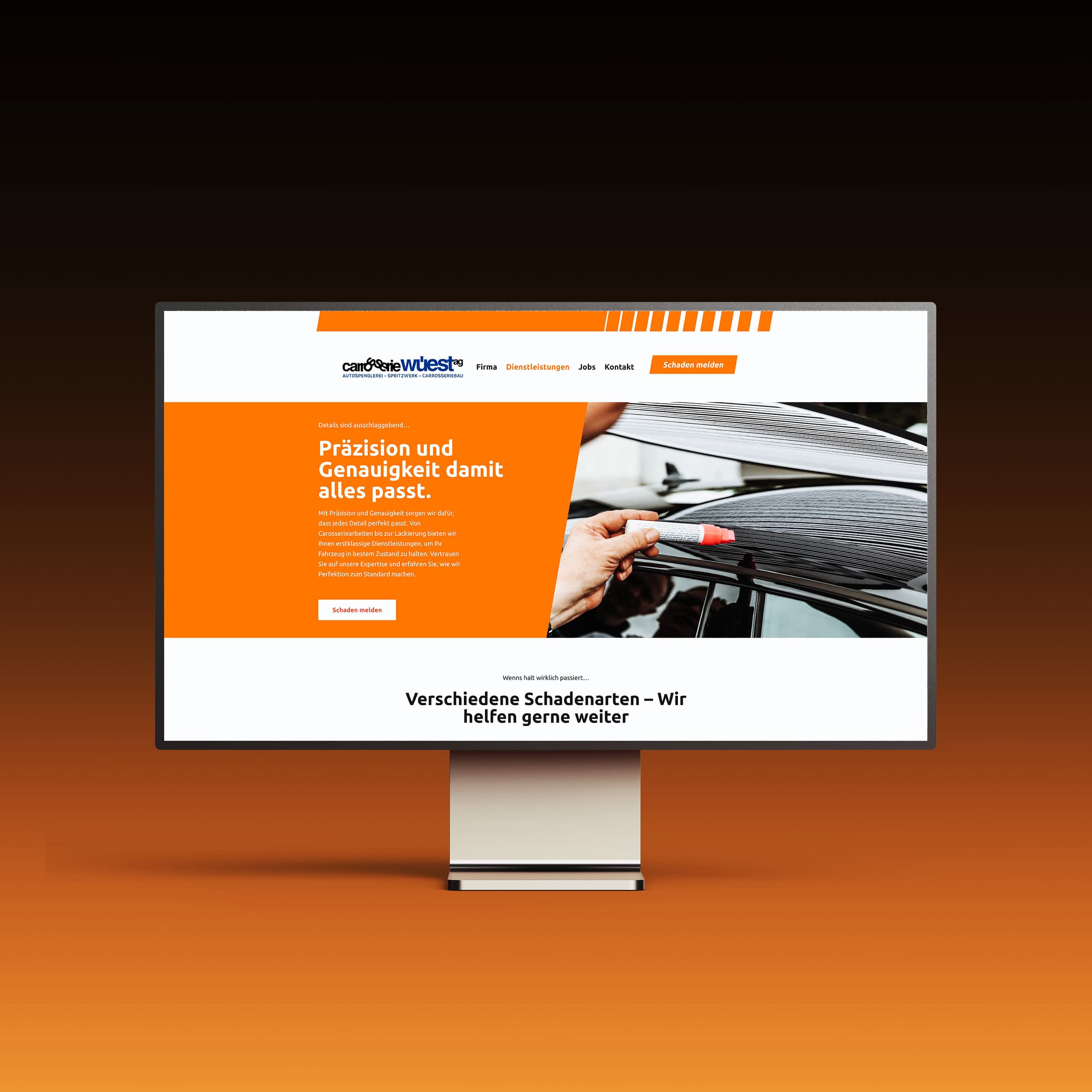 bildschirm mit der startseite der carrosserie wüest auf orangem verlauf