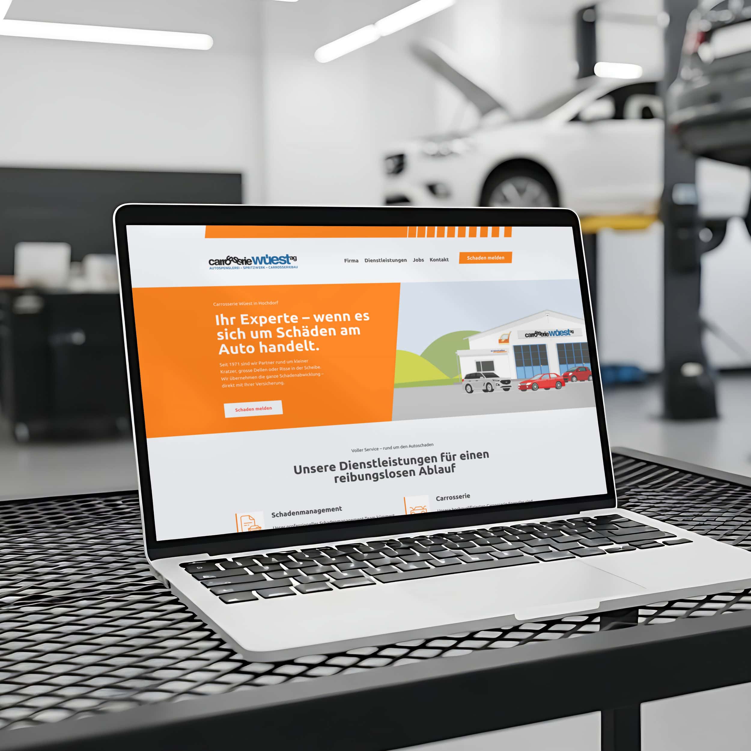 laptop in der werkstatt mit der startseite der carrosserie wüest
