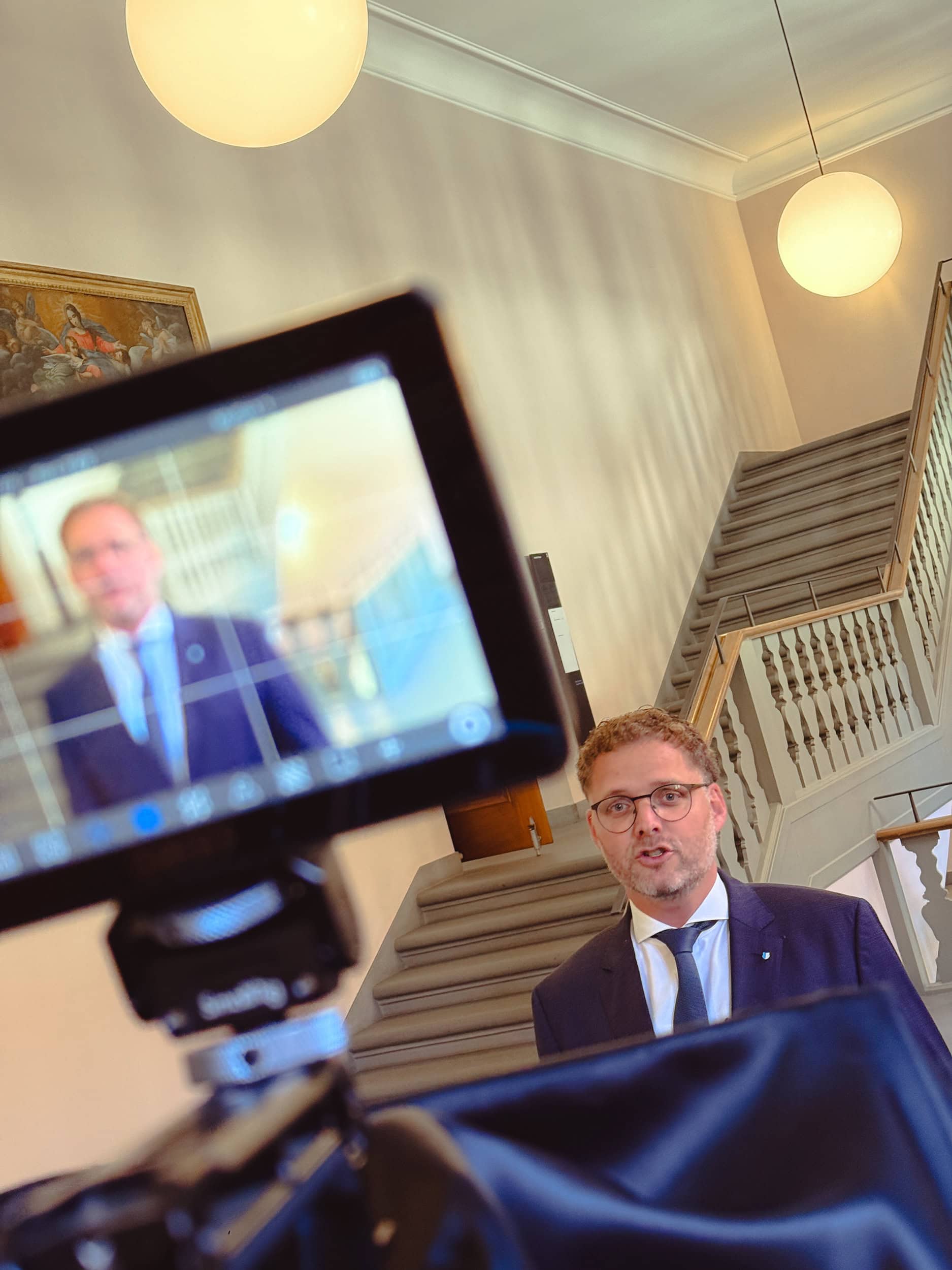das team von konkret_ bespricht entwürfe am besprechungstisch