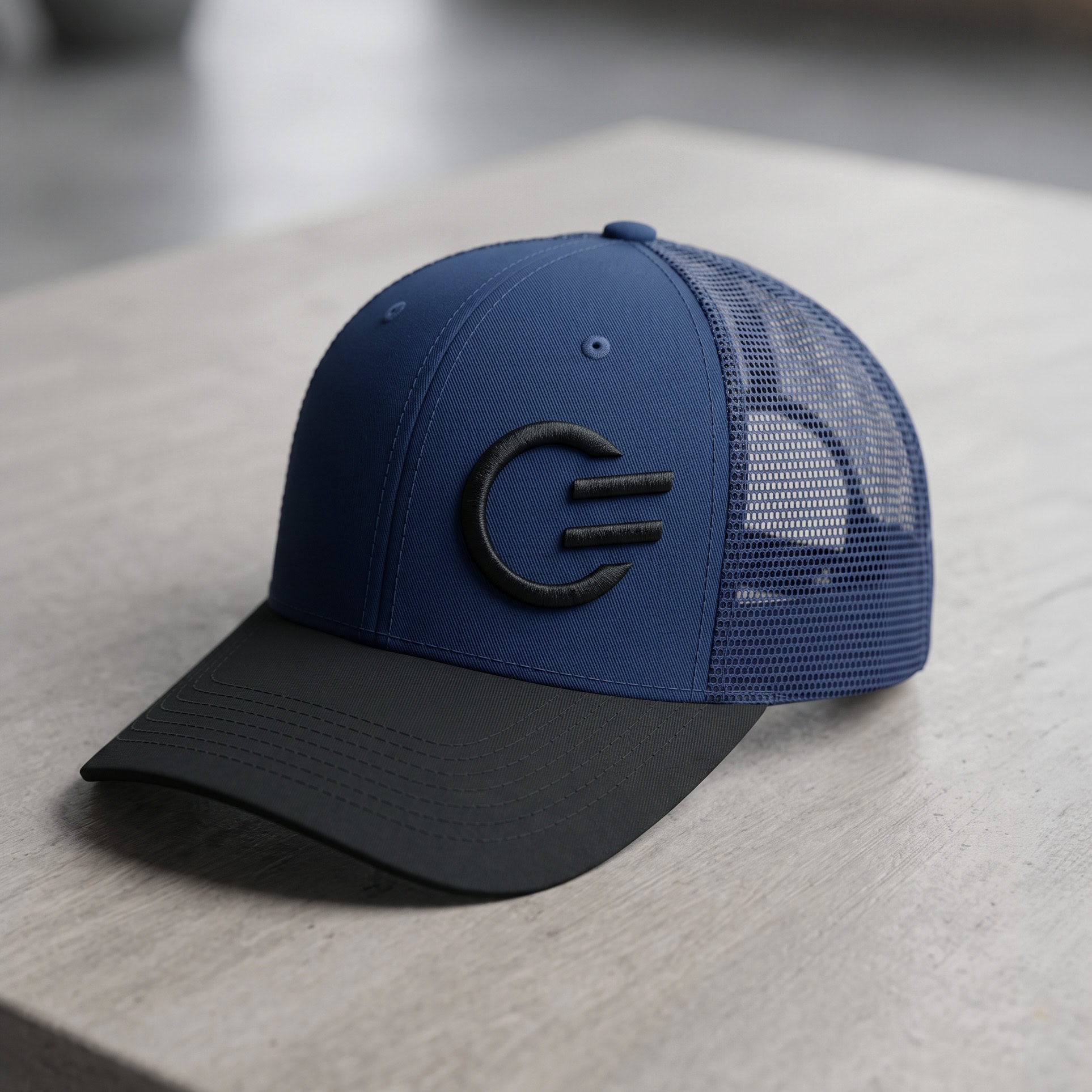 dunkelblaue cap mit dem signet der fischer garage