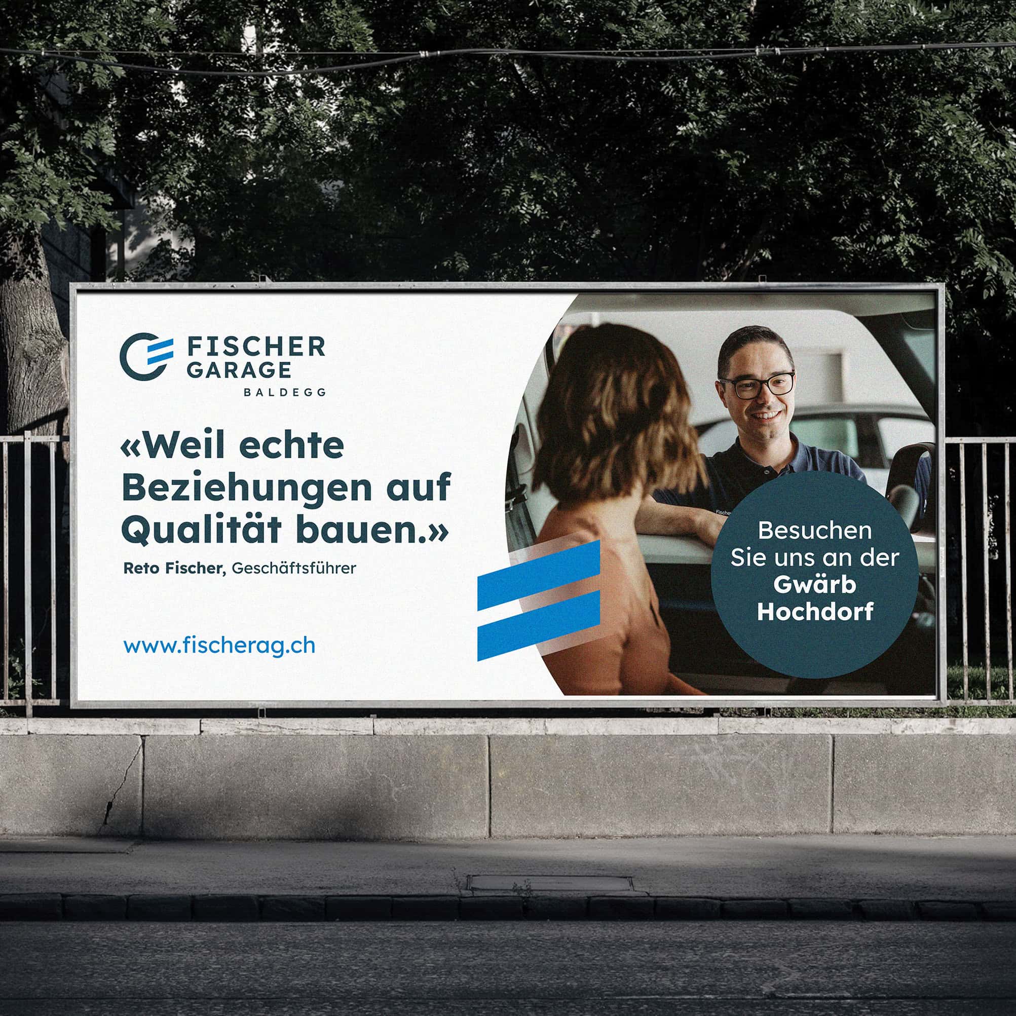 plakatwand der fischer garage mit dem slogan «weil echte beziehungen auf qualität bauen»