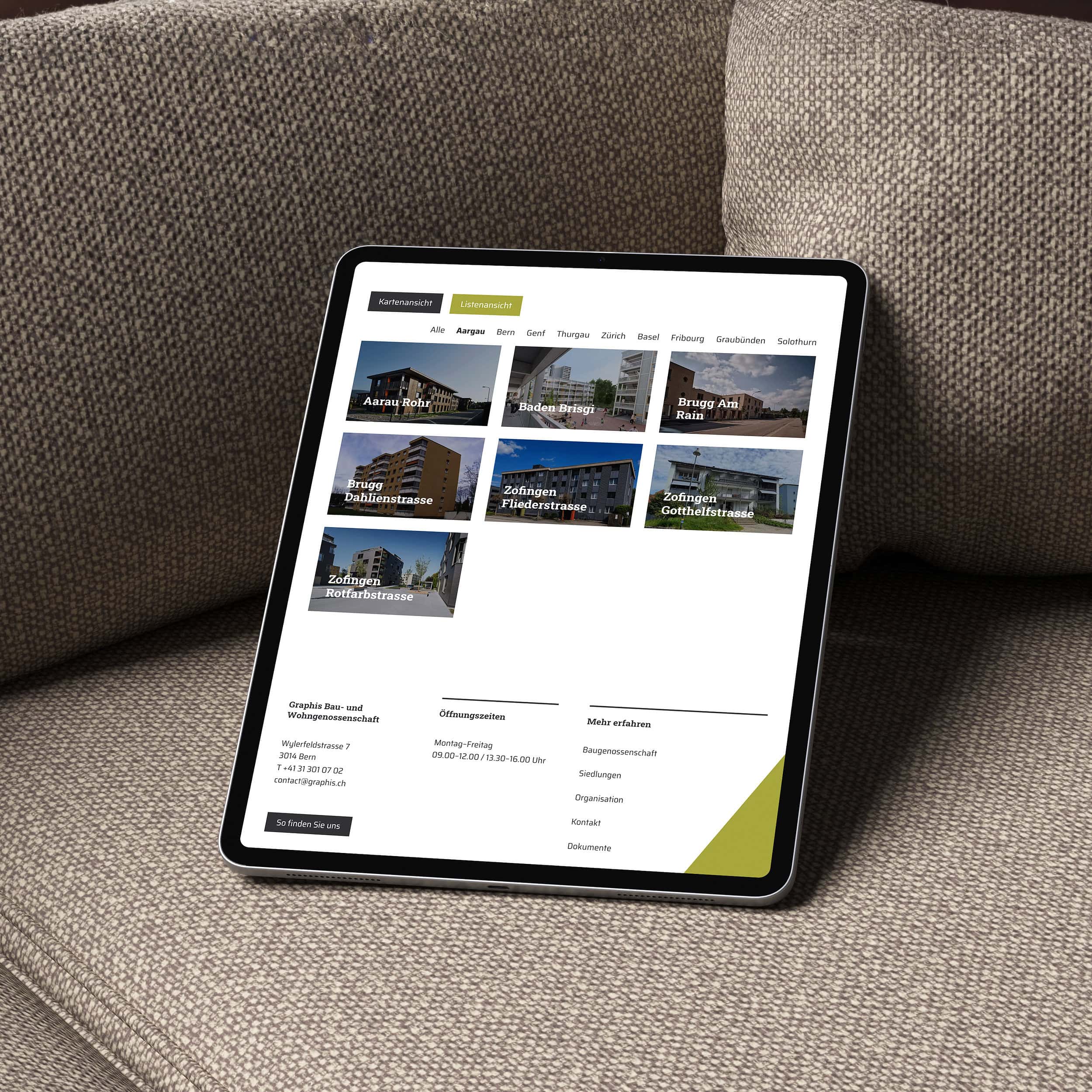 tablet auf einem sofa mit der übersicht der liegenschaften auf der website von graphis