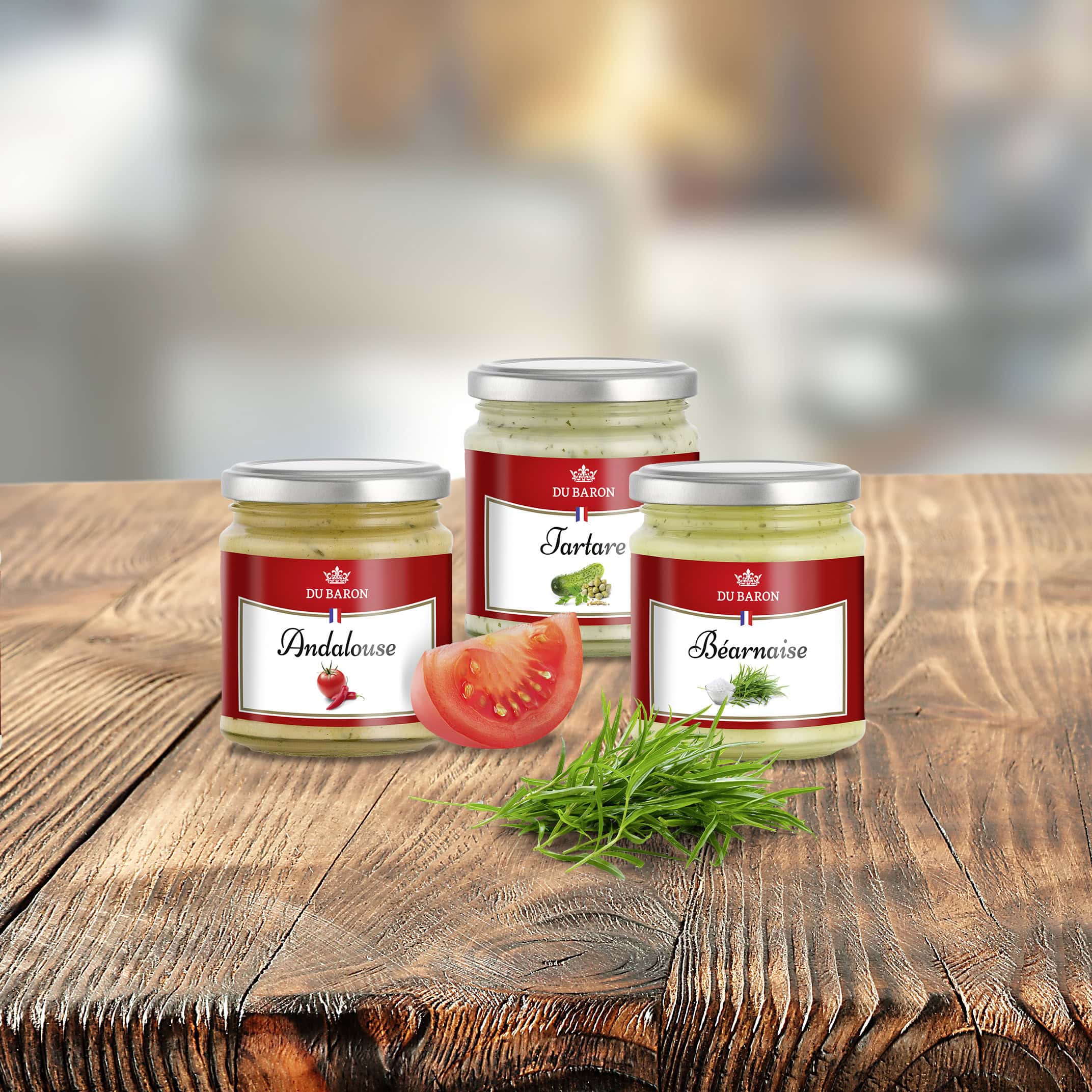 drei saucengläser mit eigenem label auf einem holztisch