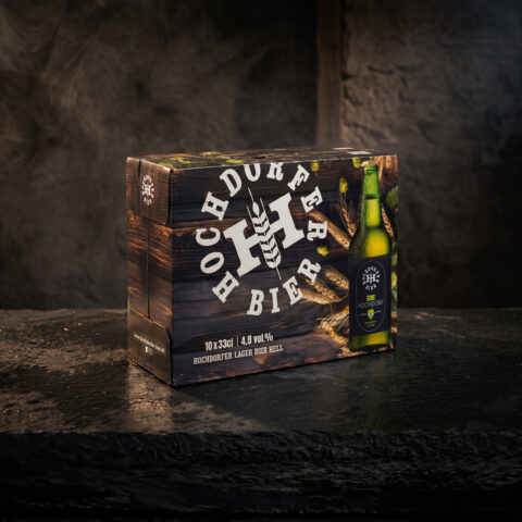 sixpack-verpackung von hochdorfer bier auf einem holztisch