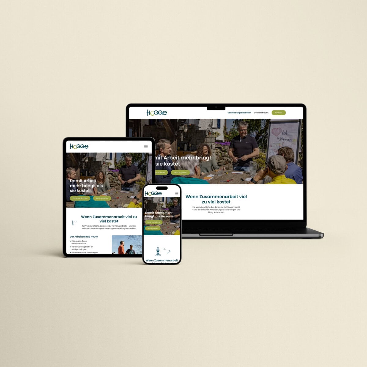 laptop, tablet und smartphone mit der hugge-website auf beigem grund