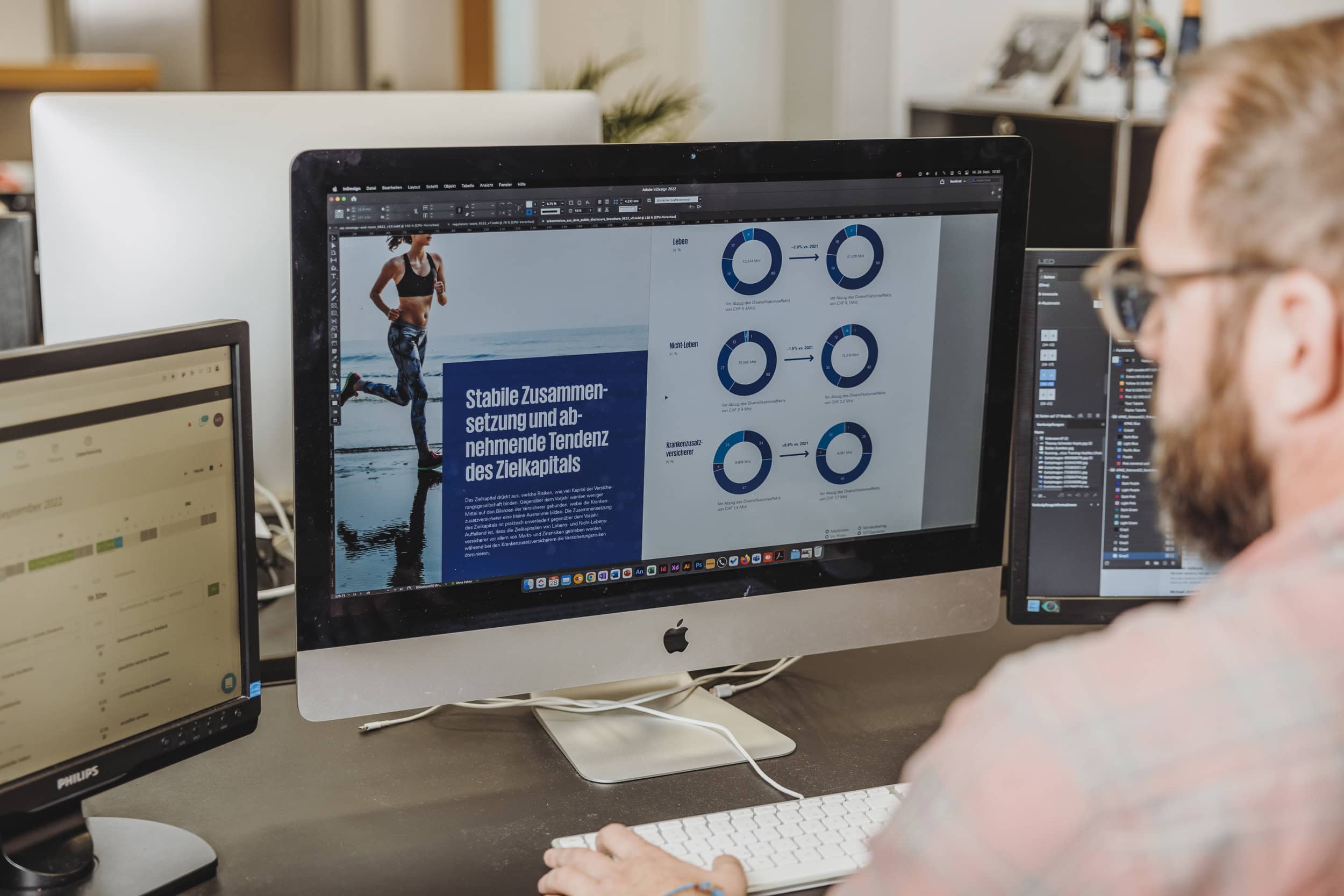 grafiker arbeitet am bildschirm an einem broschürenlayout