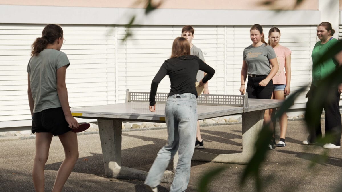 jugendliche spielen tischtennis auf dem schulhausplatz in luthern