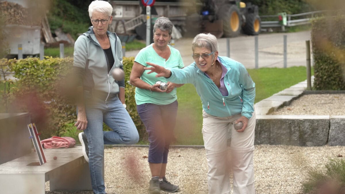 seniorinnen beim boccia im freien in luthern