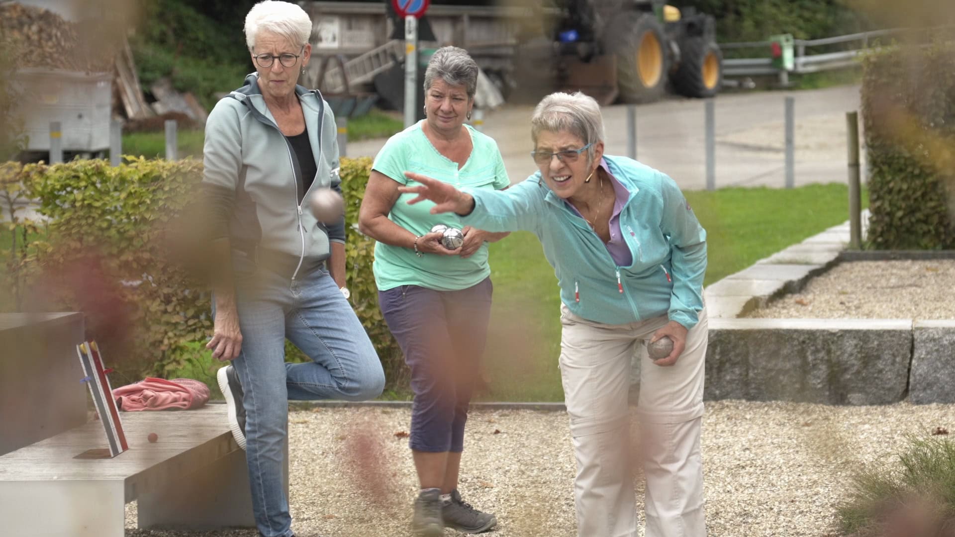 seniorinnen beim boccia im freien in luthern