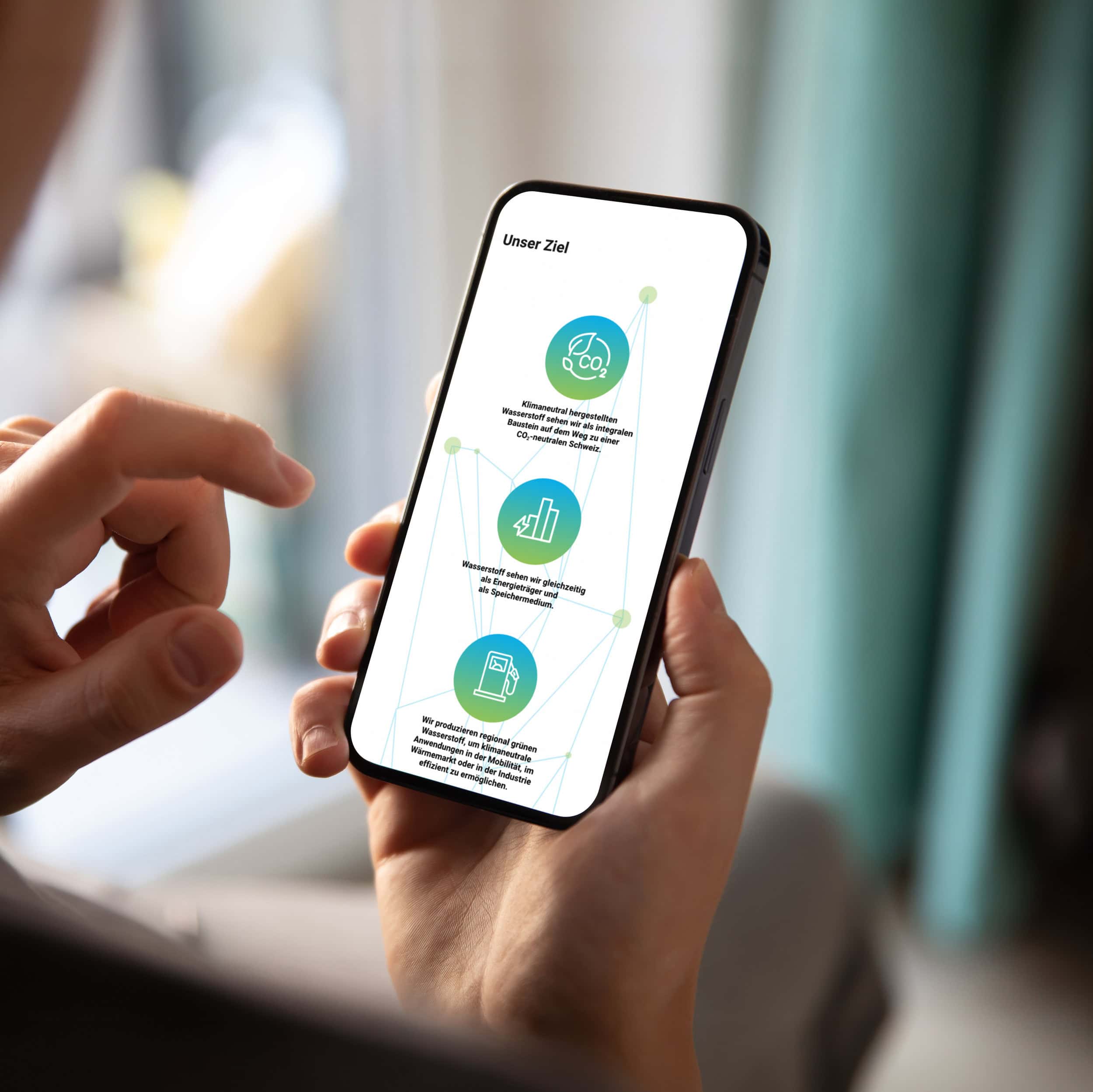 hand hält ein smartphone mit der seite «unser ziel» von mrh2