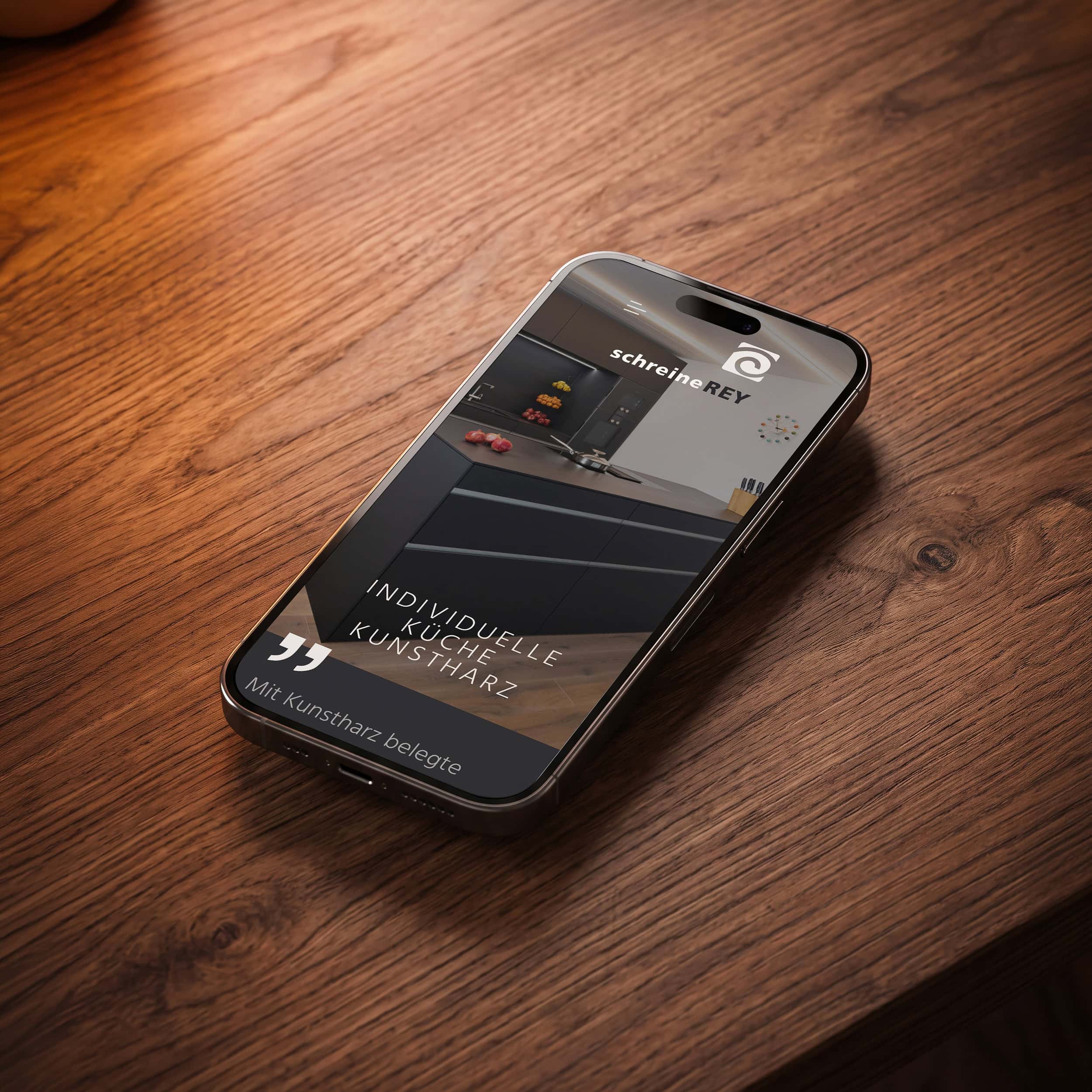 smartphone mit der schreinerey-website auf einem holztisch