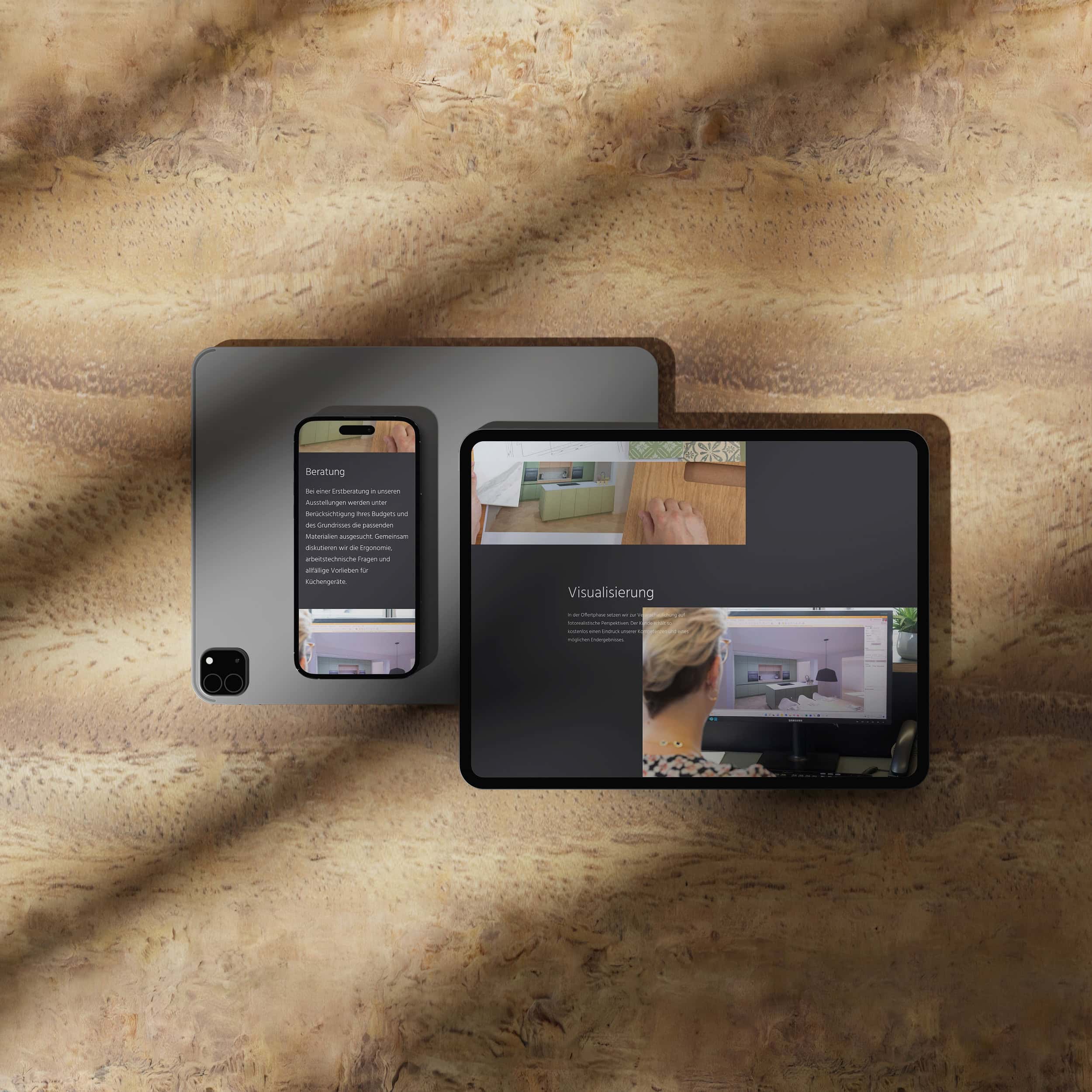 tablet und smartphone mit der schreinerey-website auf holz