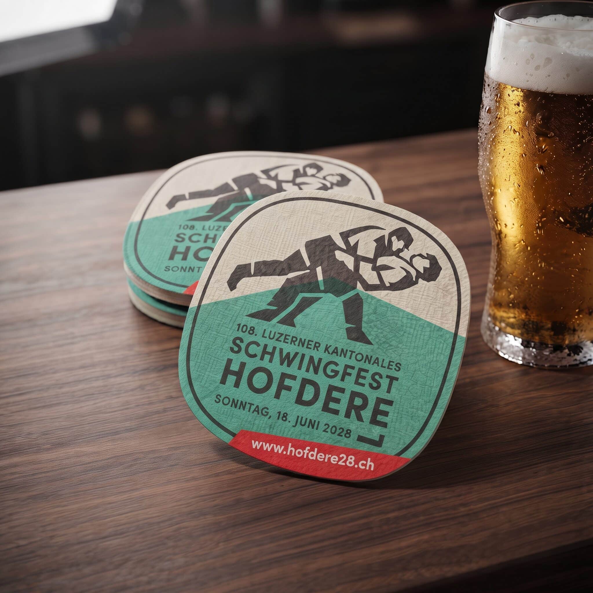bierdeckel des schwingfests hofdere neben einem bierglas