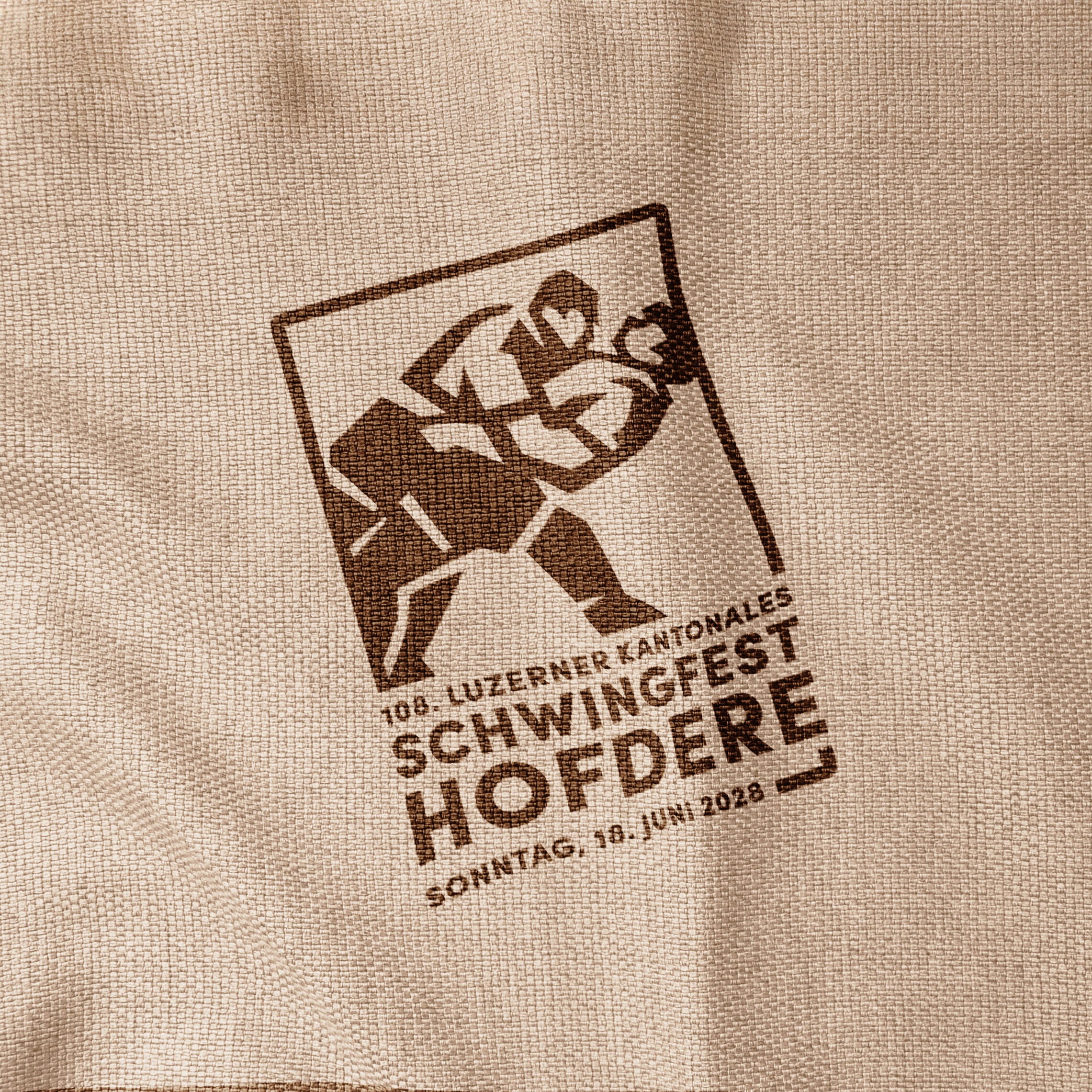 aufdruck des logos «108. luzerner kantonales schwingfest hofdere» auf stoff