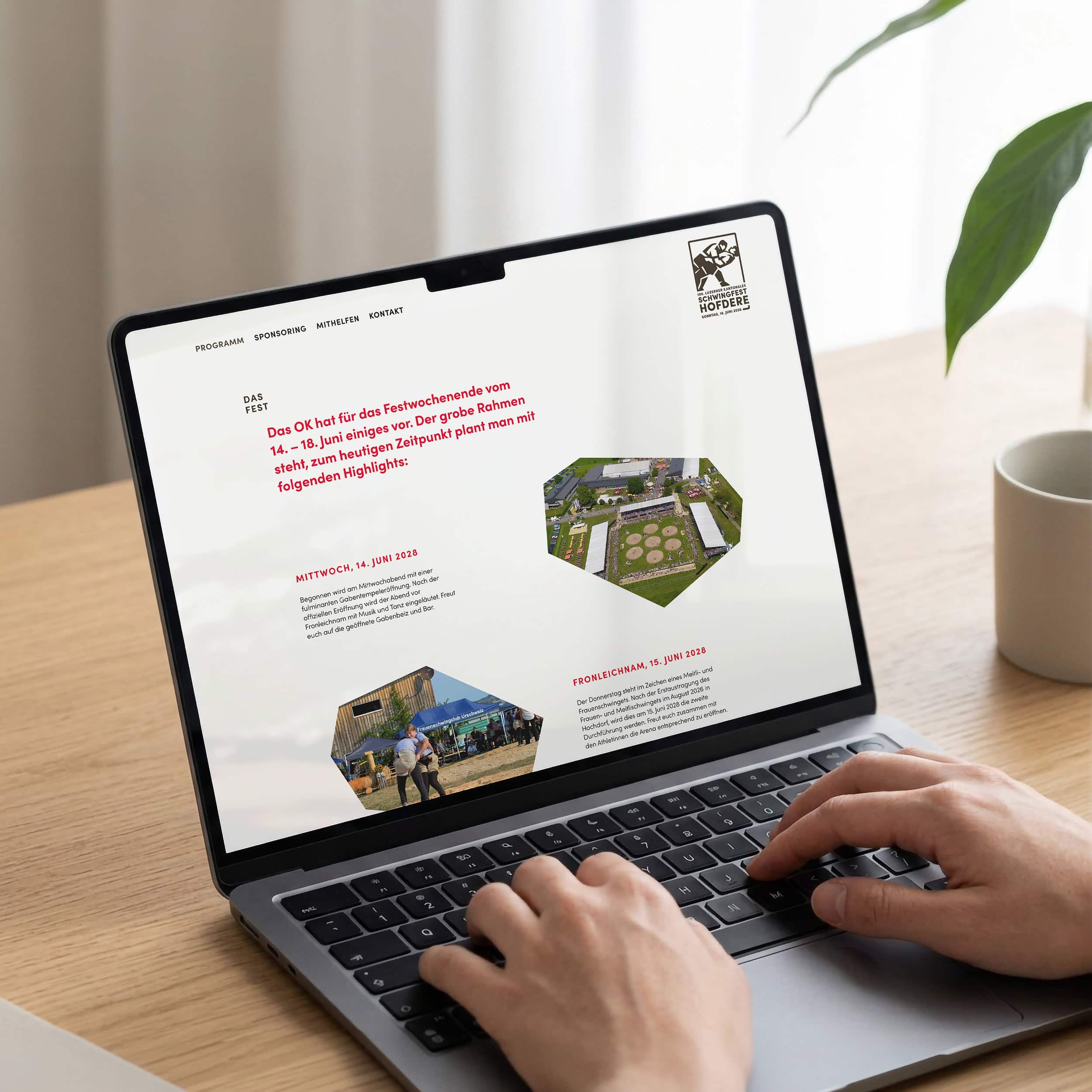 laptop auf einem holztisch mit der website des schwingfests hofdere