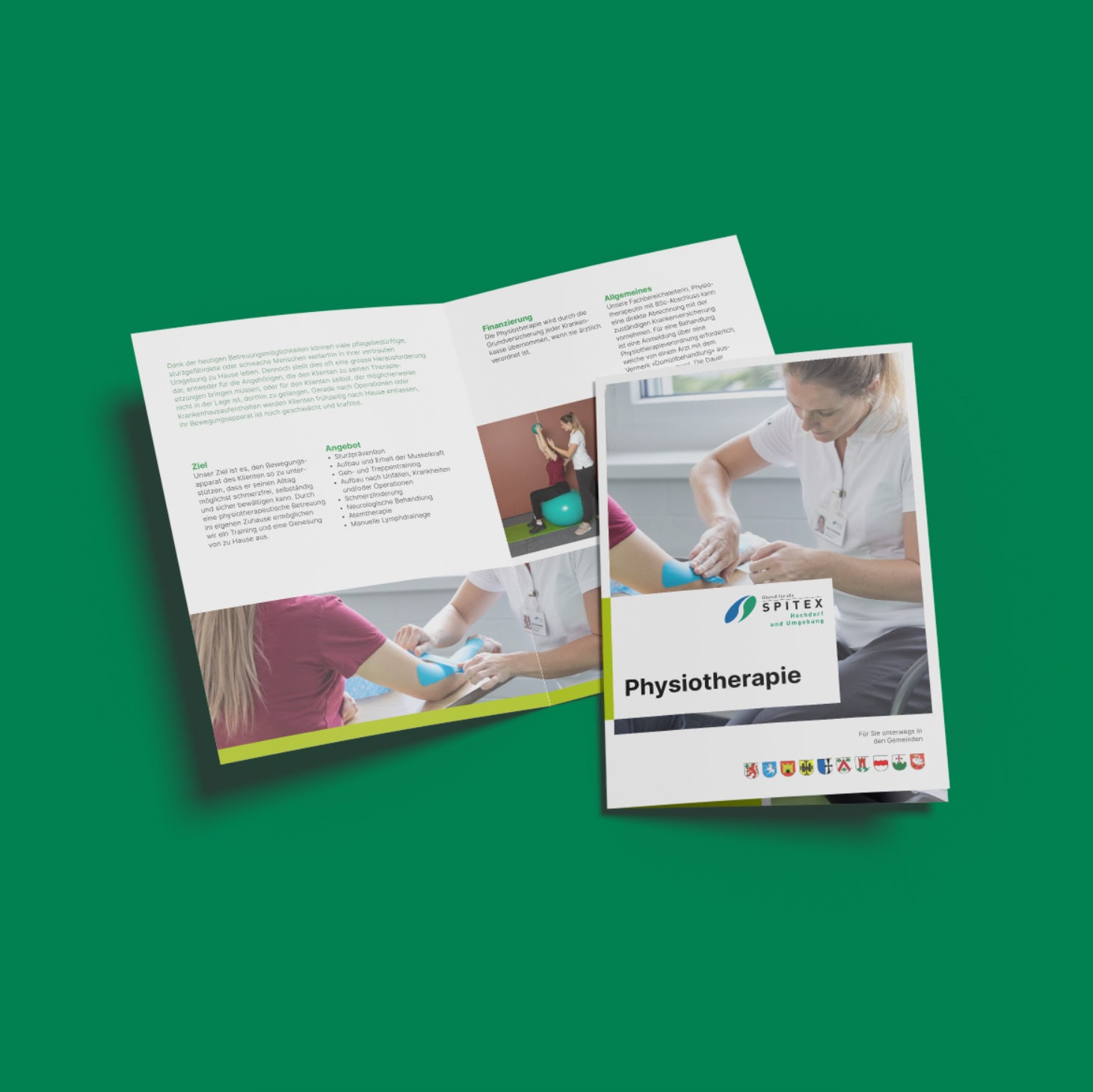 flyer der spitex seetal zur physiotherapie, aufgeklappt und geschlossen auf grünem grund