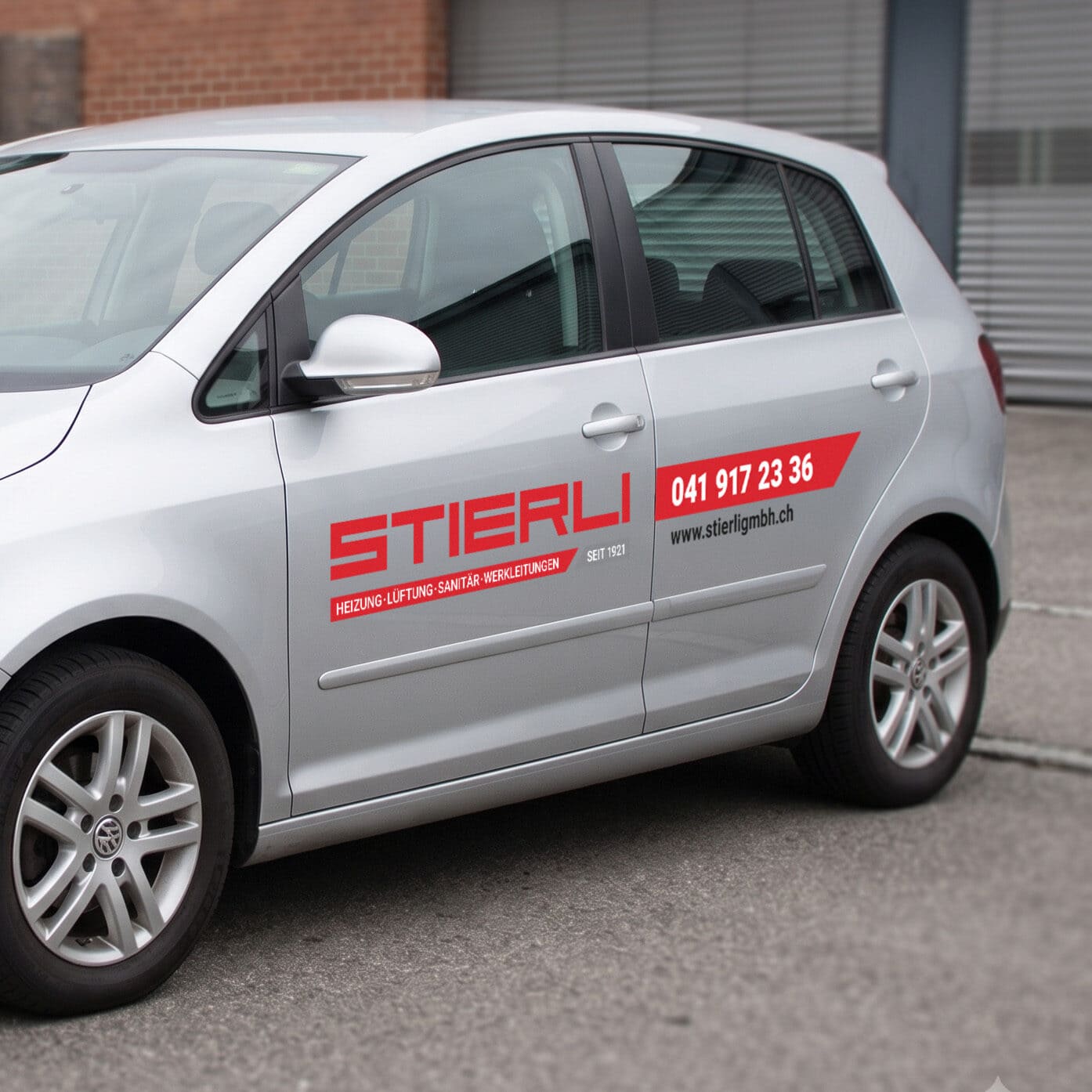silbernes auto mit beschriftung der stierli gmbh