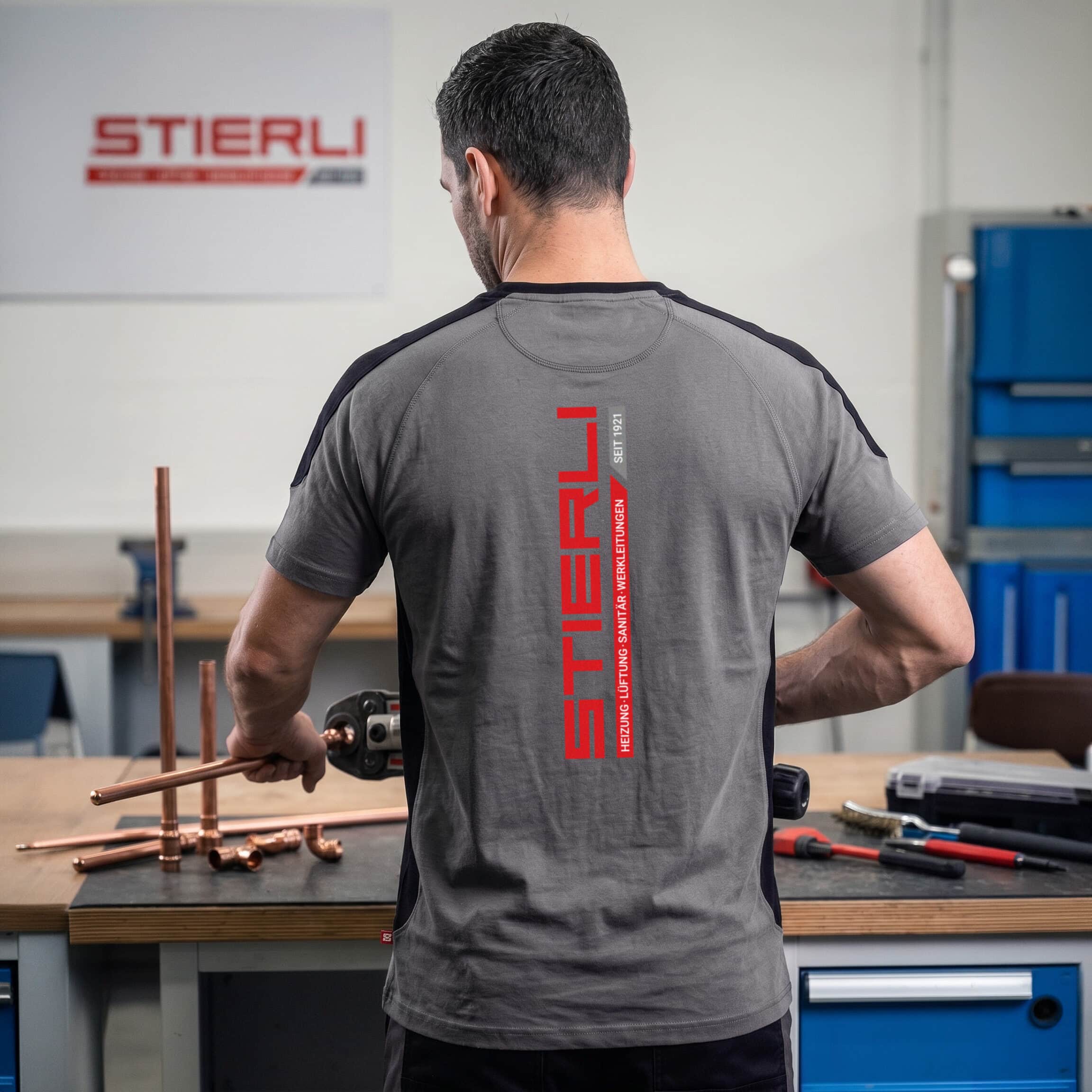 mitarbeiter im stierli-t-shirt bei der arbeit in der werkstatt