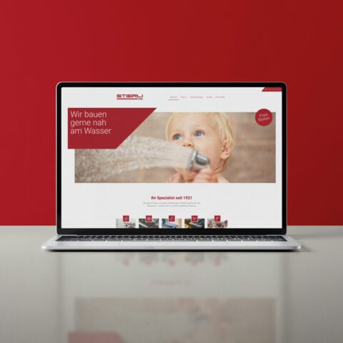 laptop mit der website der stierli gmbh