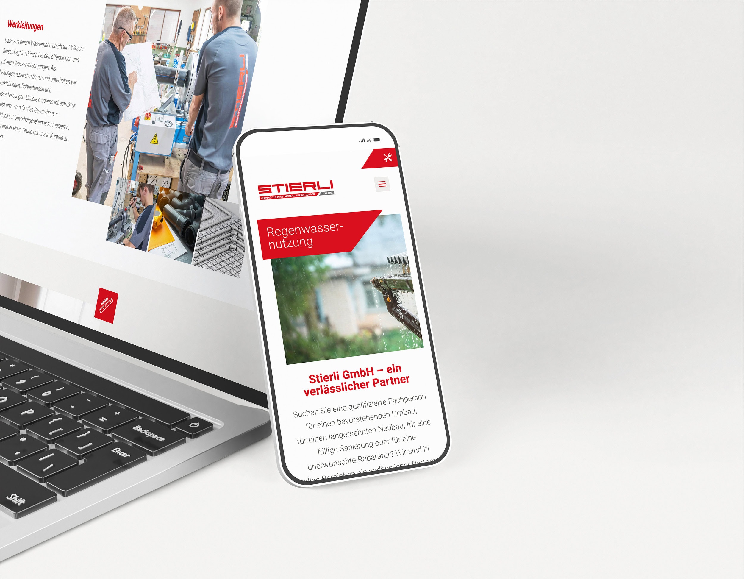smartphone mit der seite «regenwassernutzung» vor einem laptop