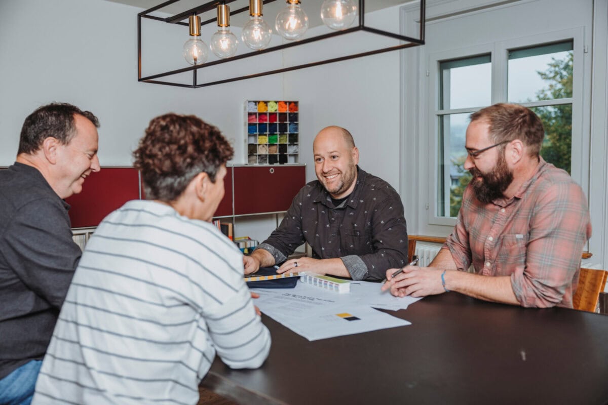 das team von konkret_ im gespräch mit einer kundin am besprechungstisch