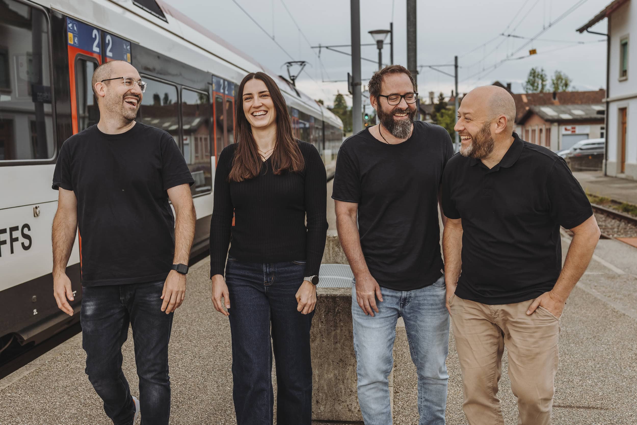 das vierköpfige team von konkret_ am bahnhof baldegg