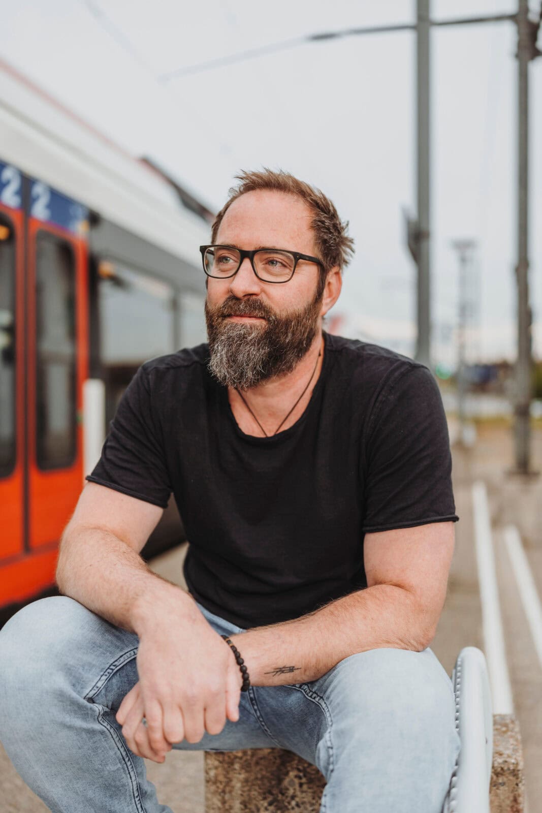 michi bilgerig von konkret_ vor einem zug am bahnhof baldegg