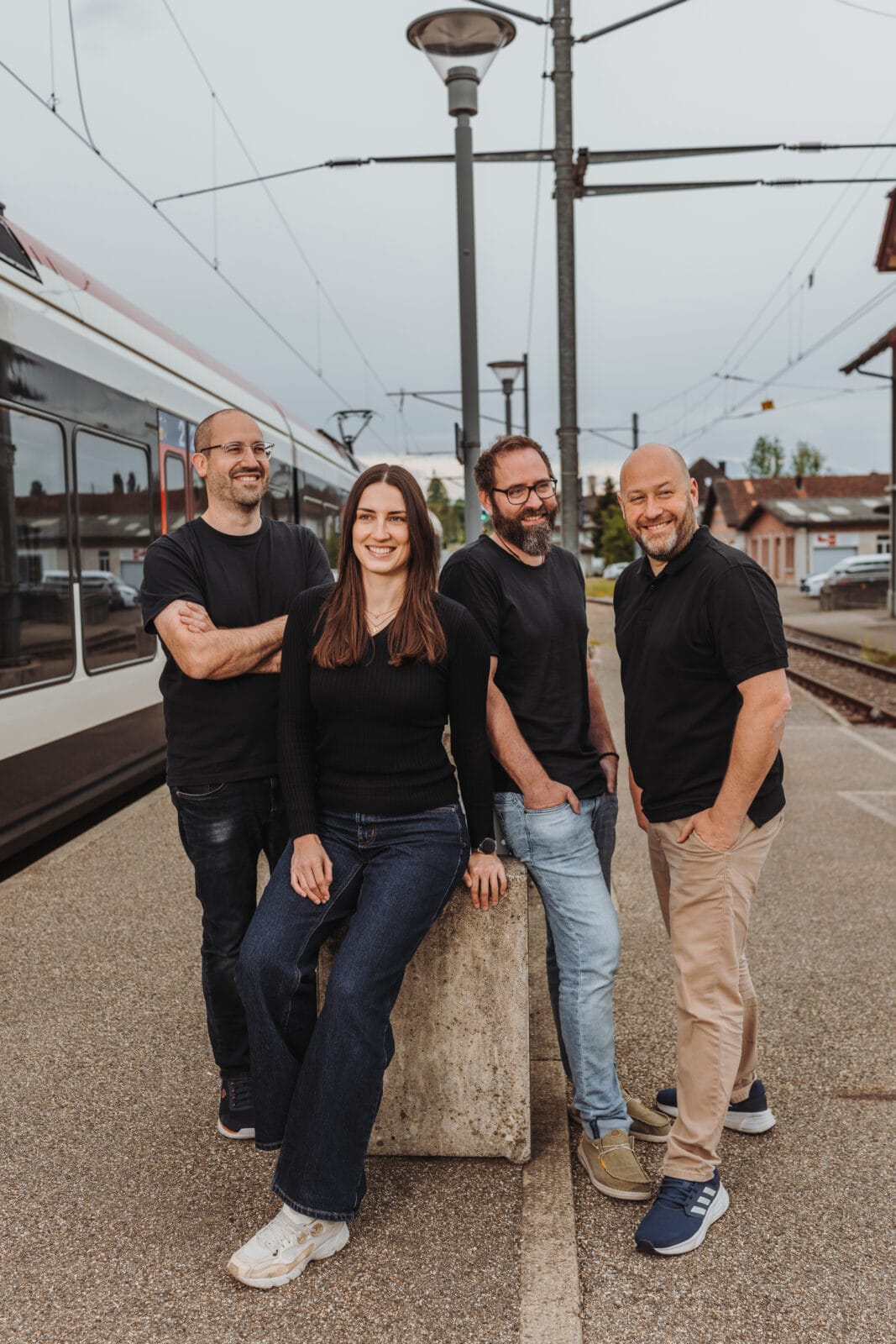 das team von konkret_ vor einem zug am bahnhof baldegg